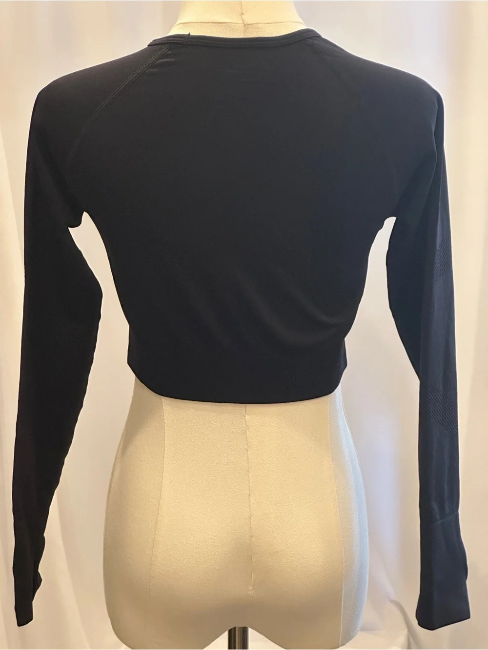 ALO Yoga Black Long Sleeve Cropped Top Thumbhole Workout Athletic Shirt Size L